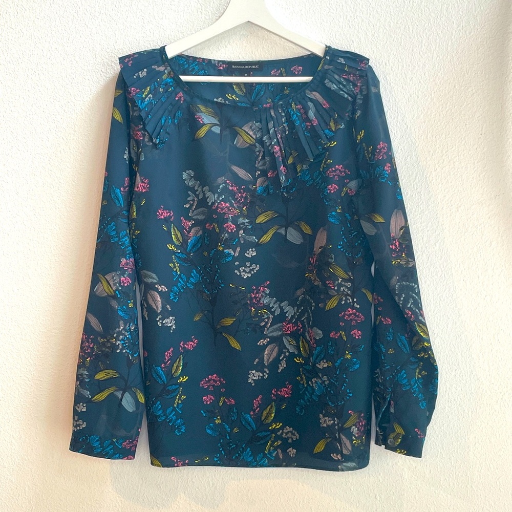 Banana Republic. Size M. Pullover blouse. Blue, pink flowers.